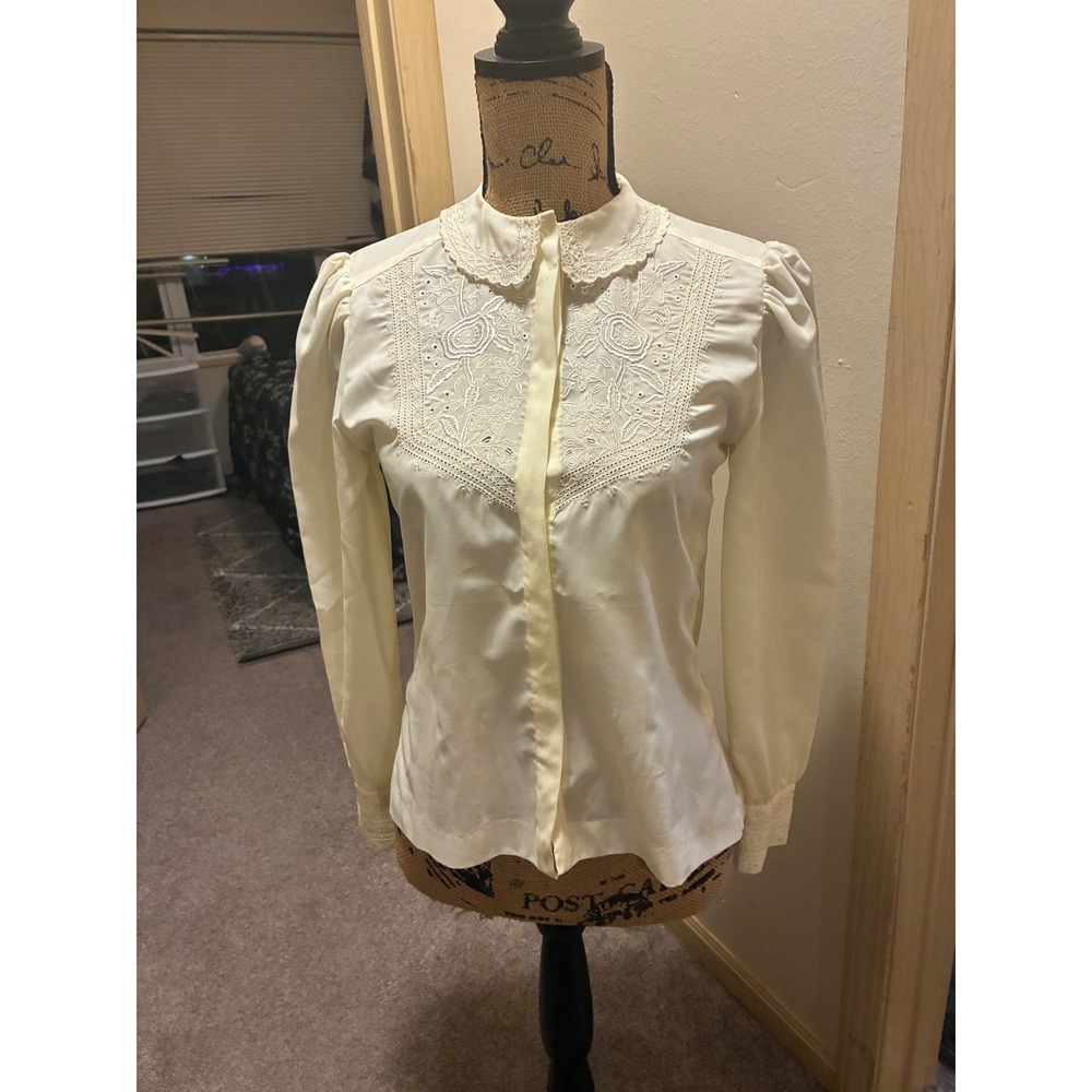 Vintage Blouse Ivory Floral Embroidered Peter Pan Collar Button Shirt Coquette